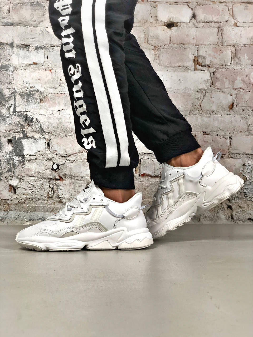 

Стильные кроссовки Adidas OZWEEGO