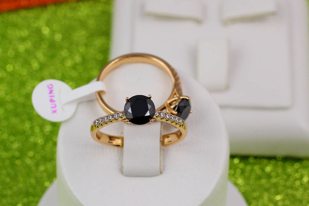 

Кольцо Xuping Jewelry черный фианит по бокам белые камни р 19 золотистое