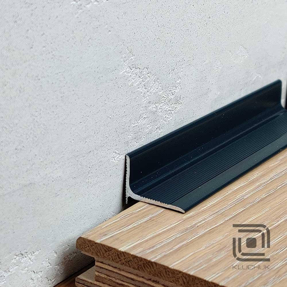 

Антиплинтус алюминиевый профиль Kluchuk 15х20х2000 мм ALU-N1520R графит RAL7016