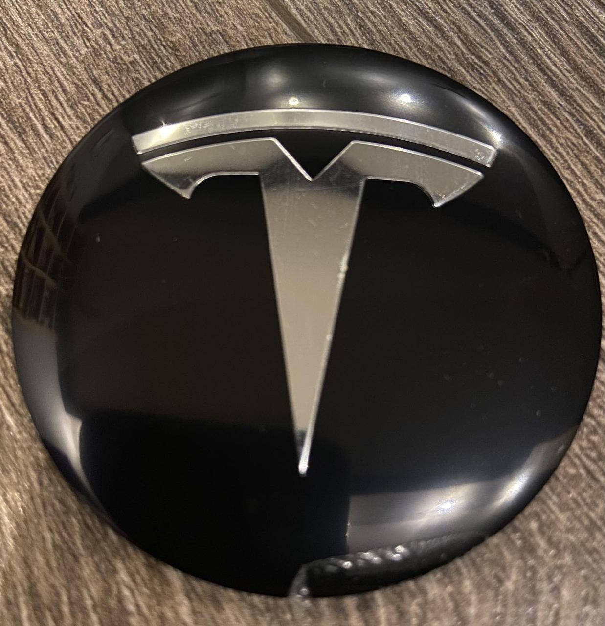 

TESLA 56 мм наклейки металлические черные
