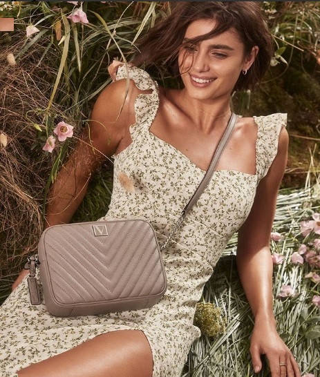 

Сумка кроссбоди The Victoria Top Zip Crossbody Velvet Musk, Серый