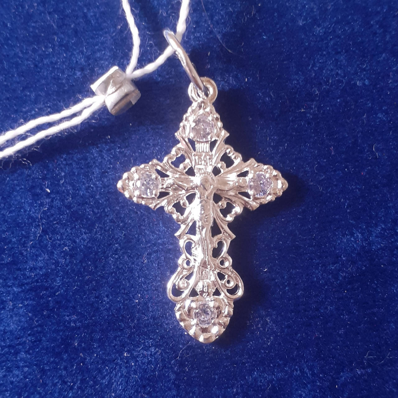 

Крестик серебряный с камнями 2.42 г. 3-250