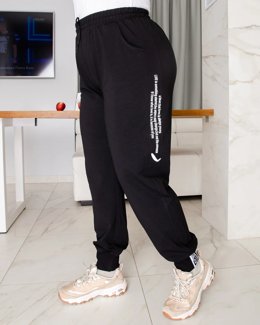 

Трикотажные женские брюки спортивного кроя. Размеры: 50, 52, 54, 56, 58 Мягкий трикотаж средней эластичности., Черный