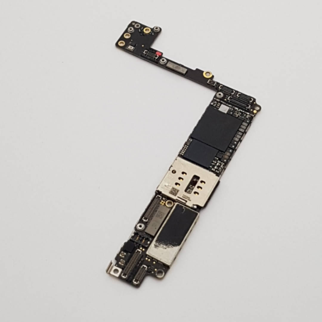 

Нерабочая материнская плата (донор) Apple Iphone 7 plus (нерабочая флэш)