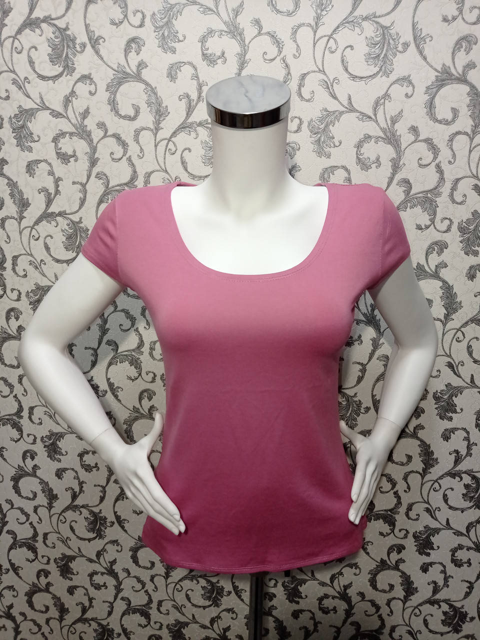 

Футболка женская трикотажная с круглым вырезом однотонная универсал 52 54 батал грязно-розовый