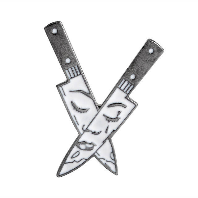 

"Ножи и лицо девушки" значок (пин) металлический