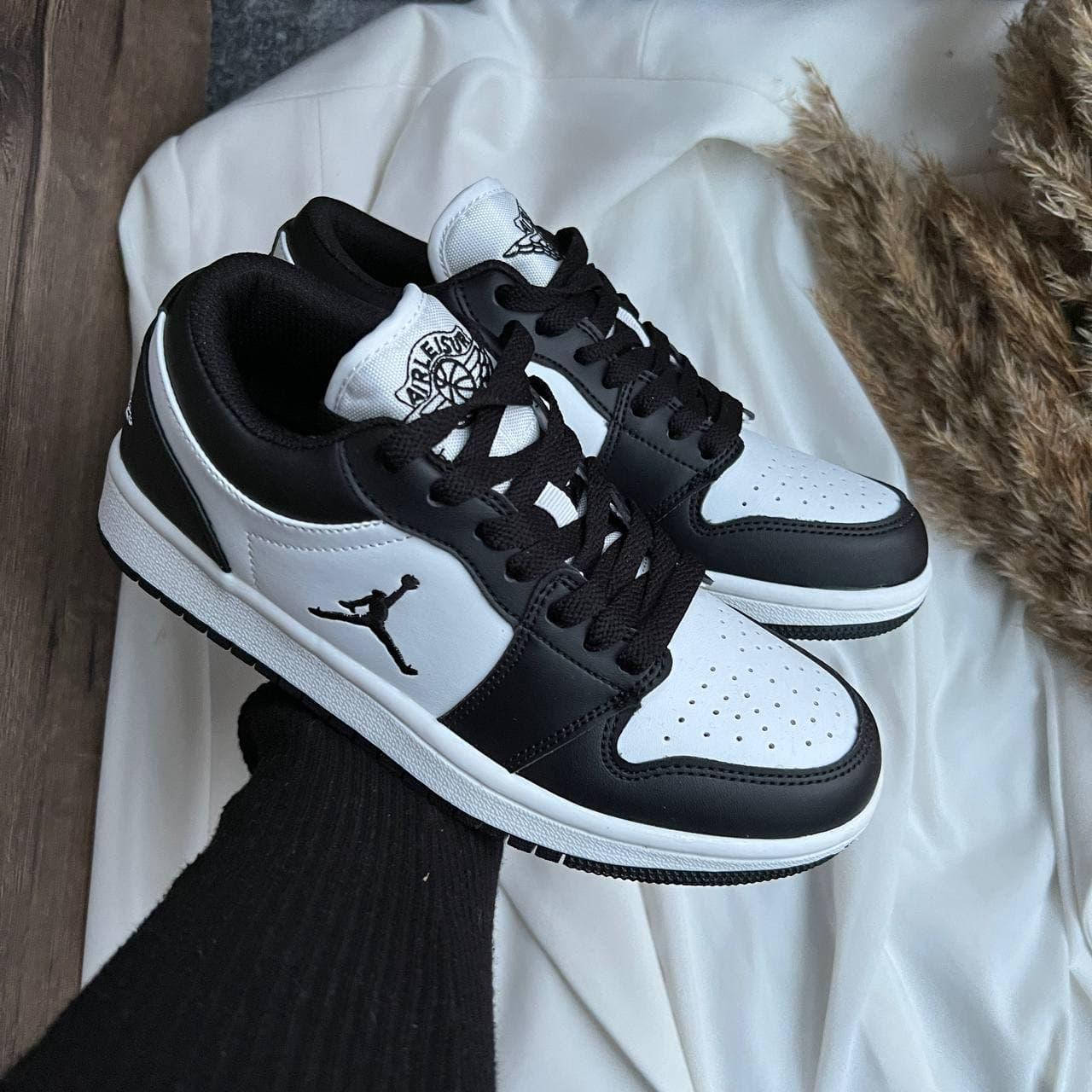 

Черные женские кроссовки nike jordan найк на белой подошве кожа кроссы на осень весна размер 36 37 38 39 40 41, Черный