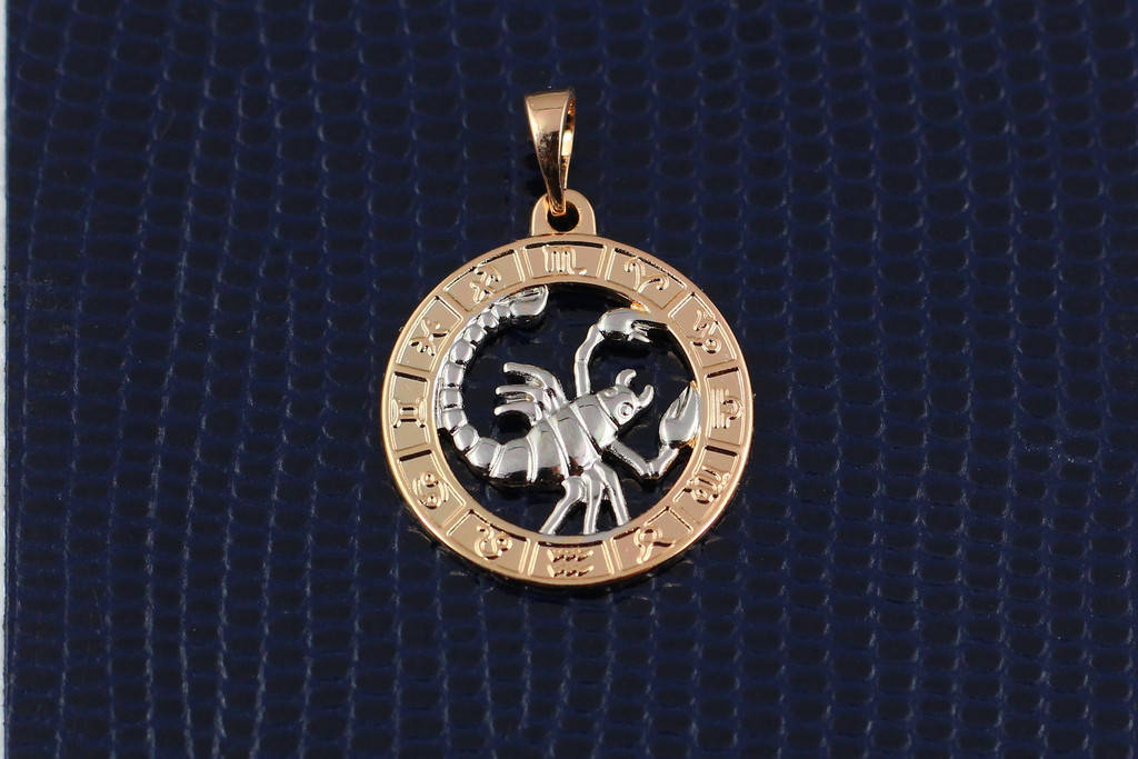 

Кулон зодиак Xuping Jewelry скорпион с родием 2 см золотистый