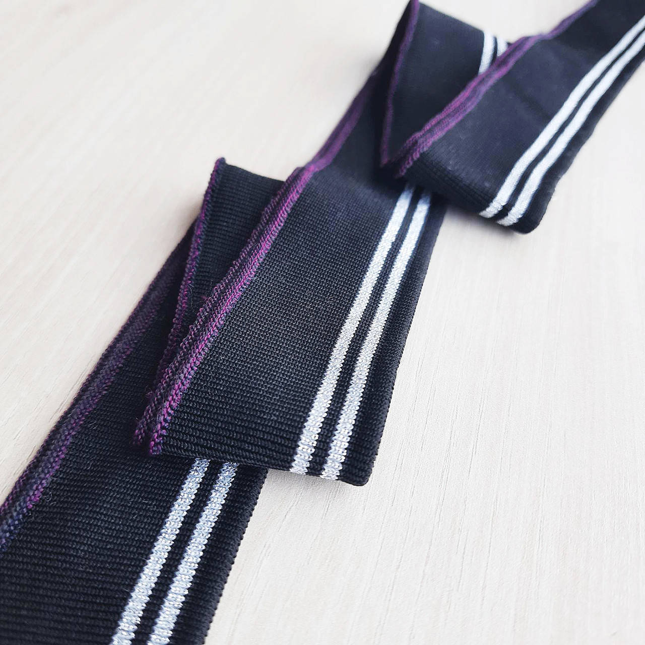 

Манжети трикотажні чорні з білими смужками, шириною 4 см