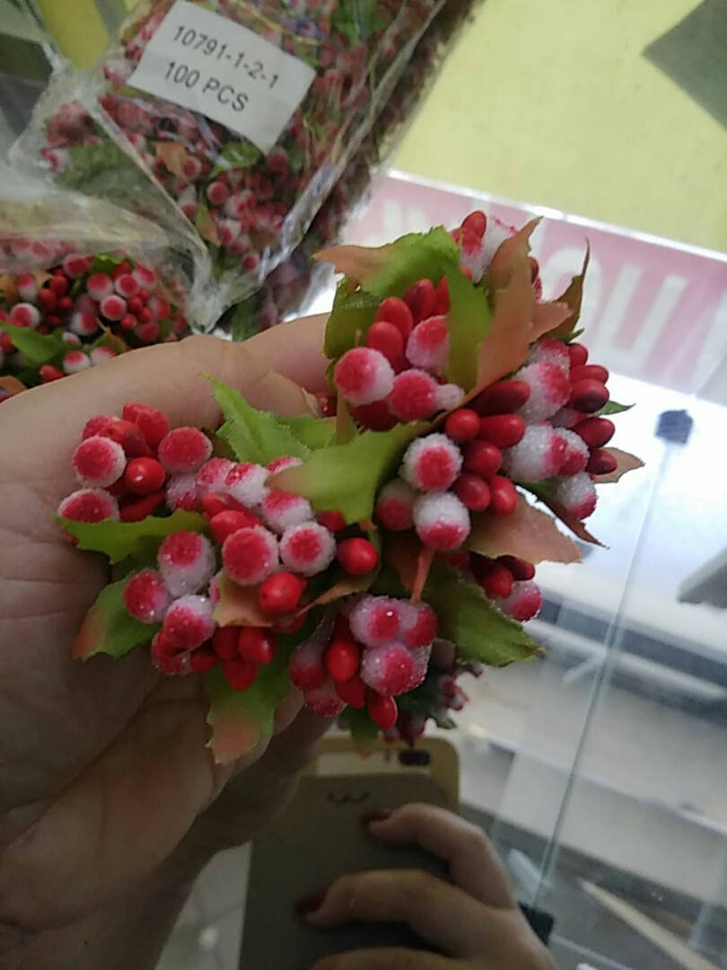 

Тычинки белые с розовым.