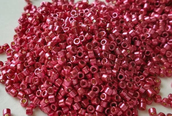 

Японський бісер Miyuki Delica 11/0 DB1841 Duracoat Galvanized Lt.Cranberry