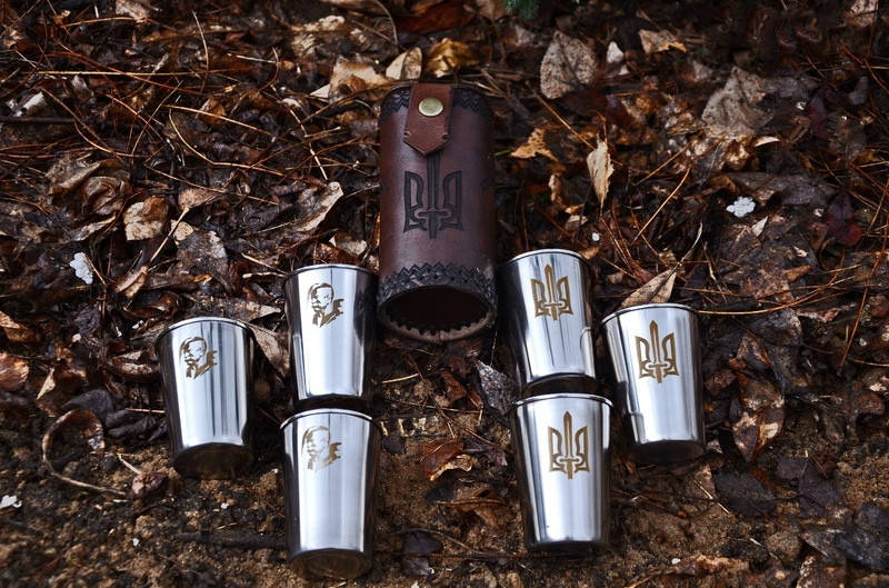 

Подарочный набор мужчине "Патриот" со стаканчиками и кожаным чехлом, украшенными гравировкой