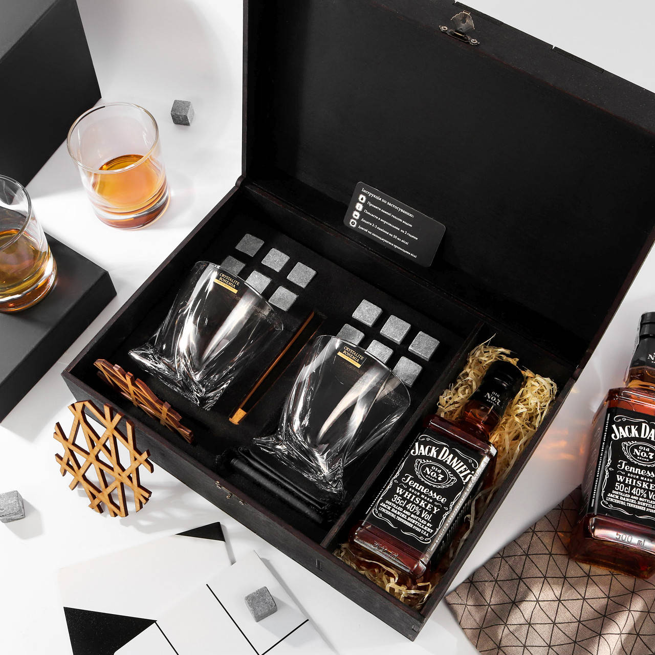 

Камни для виски подарочный деревянный набор с бокалами и секцией для виски.