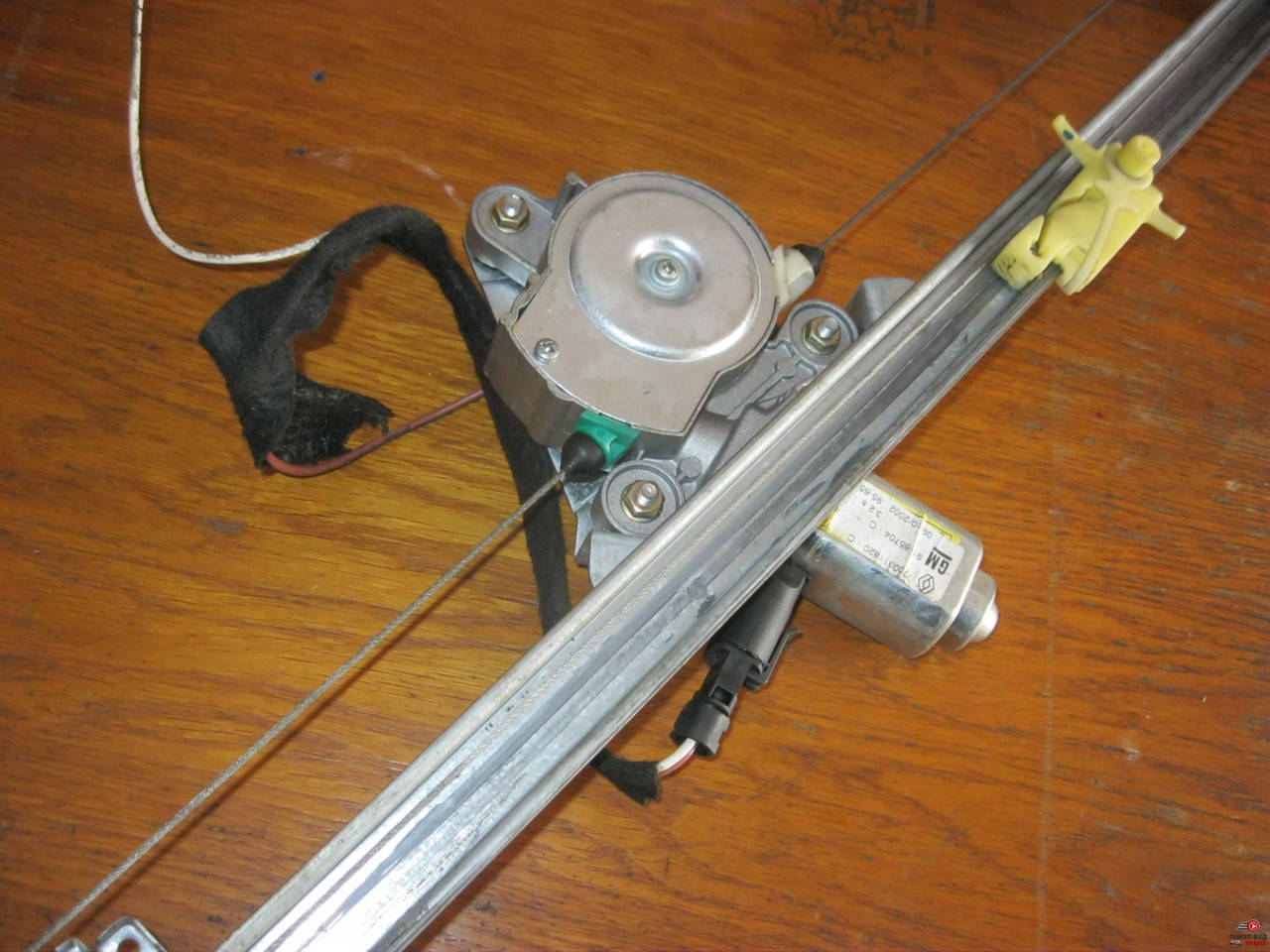 

Renault Trafic 1.9 электростеклоподъёмник правый