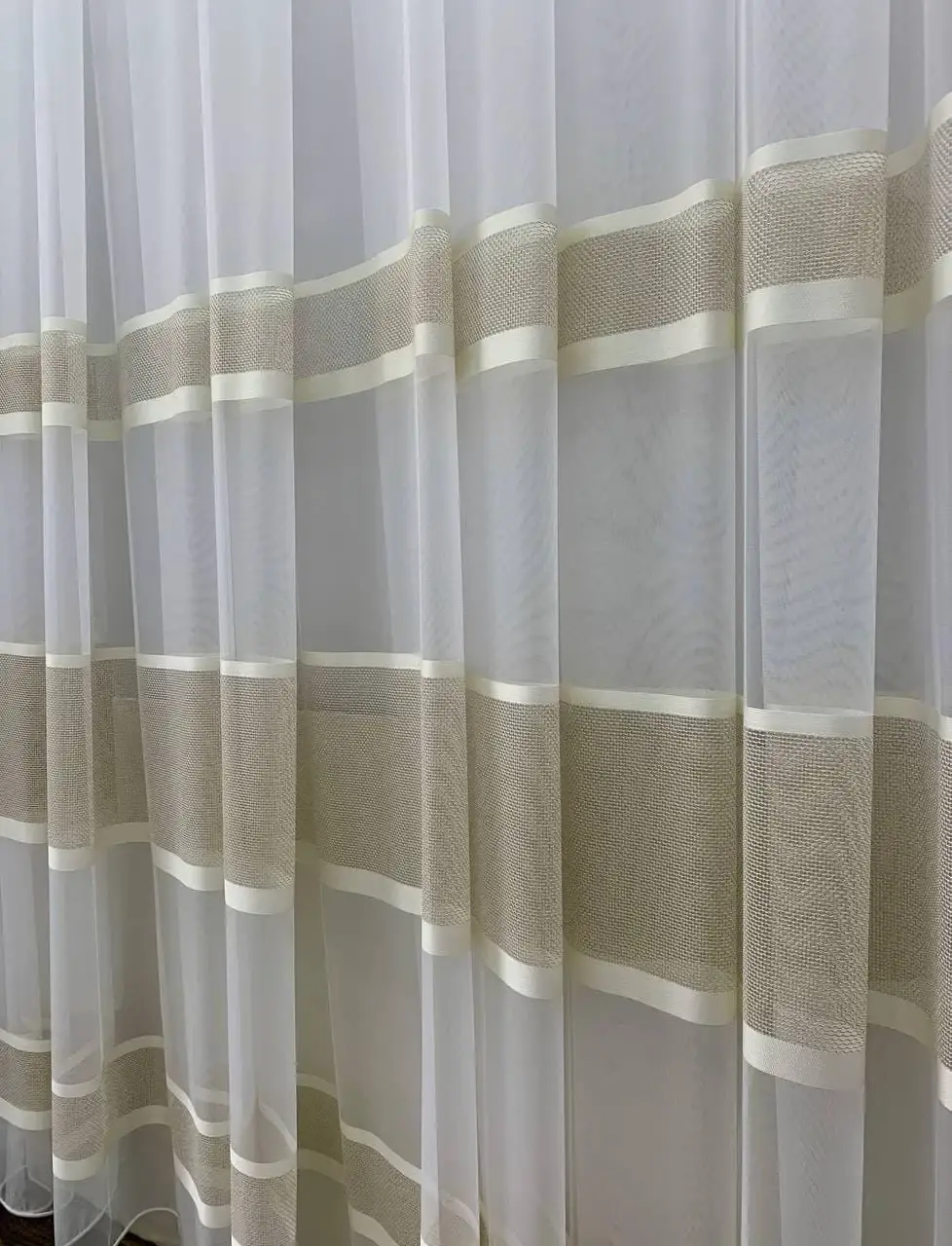 

Белый тюль из микросетки со вставками из бежевых полос