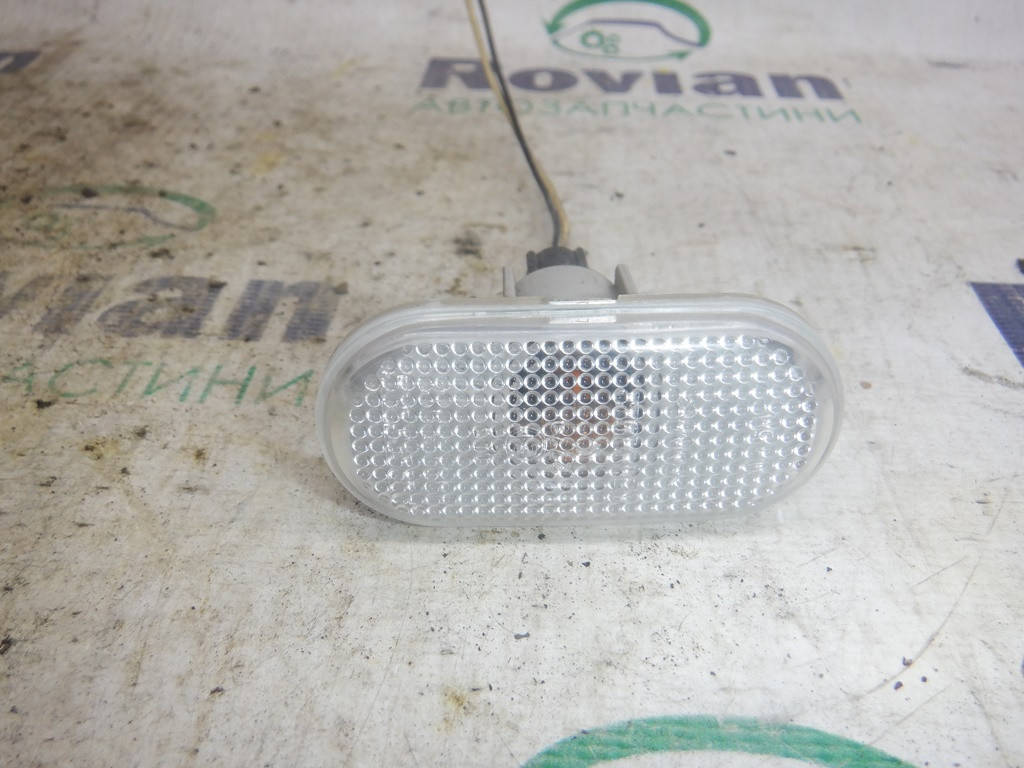 

Б/У Повторитель поворота Dacia LOGAN 2008-2012 (Дачя Логан), 8200257684 (БУ-223078)