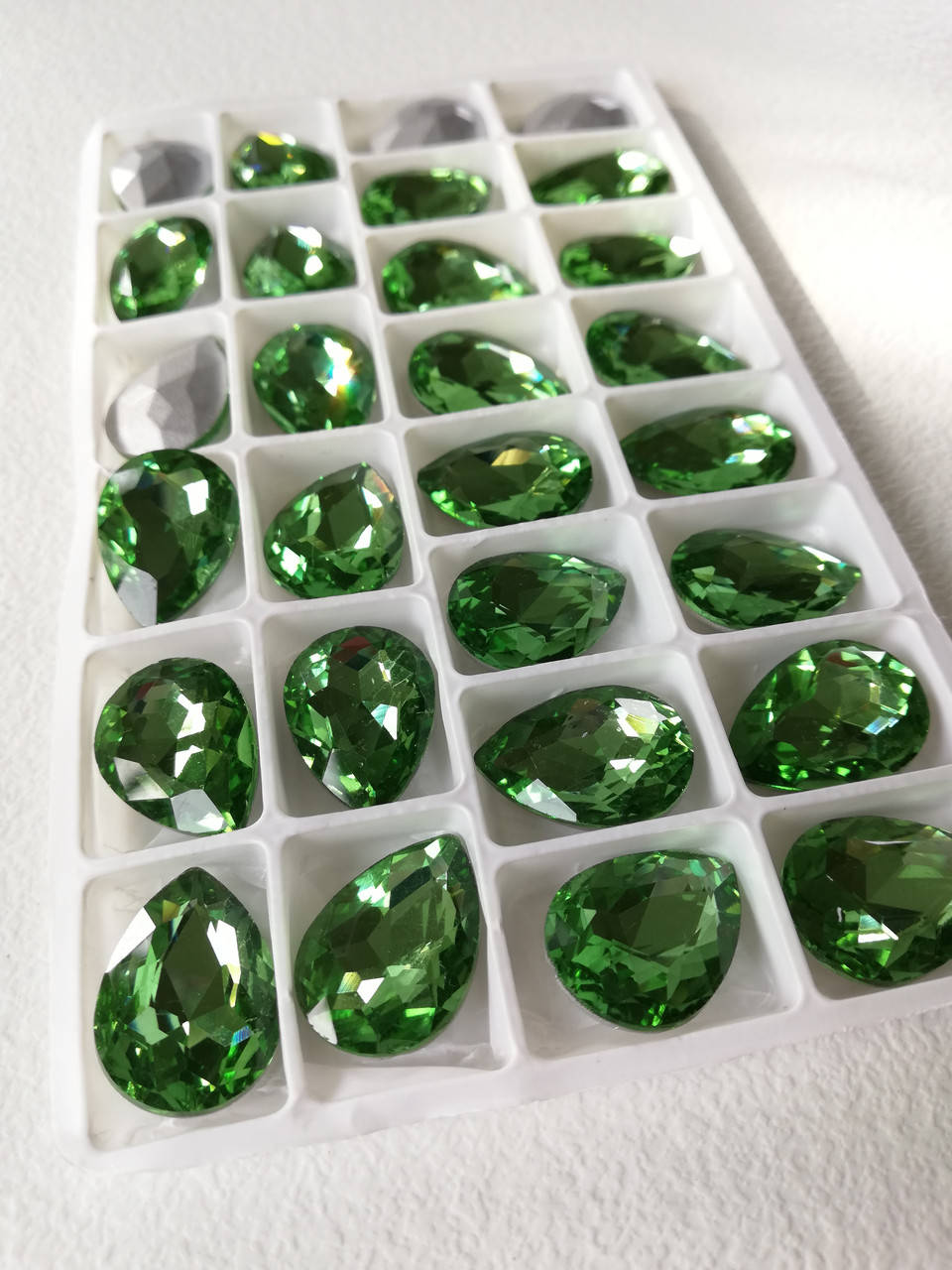 

Кристали Крапля 13 х 18 мм. Світло-зелений (111)