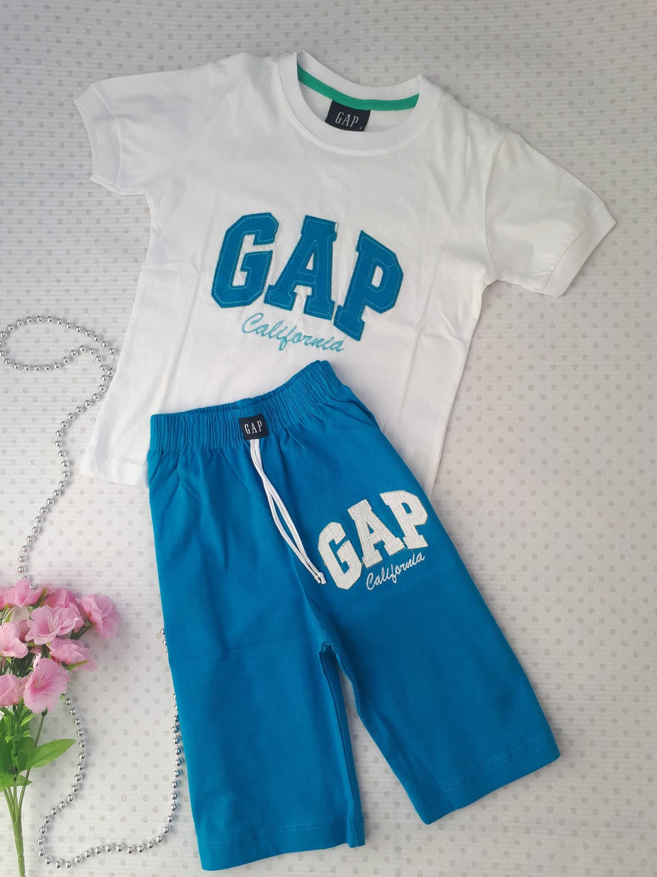 

Костюм ,комплект для мальчика,Gap,бело-голубого цвета ,на 3-4 года (футболка и шорты) .