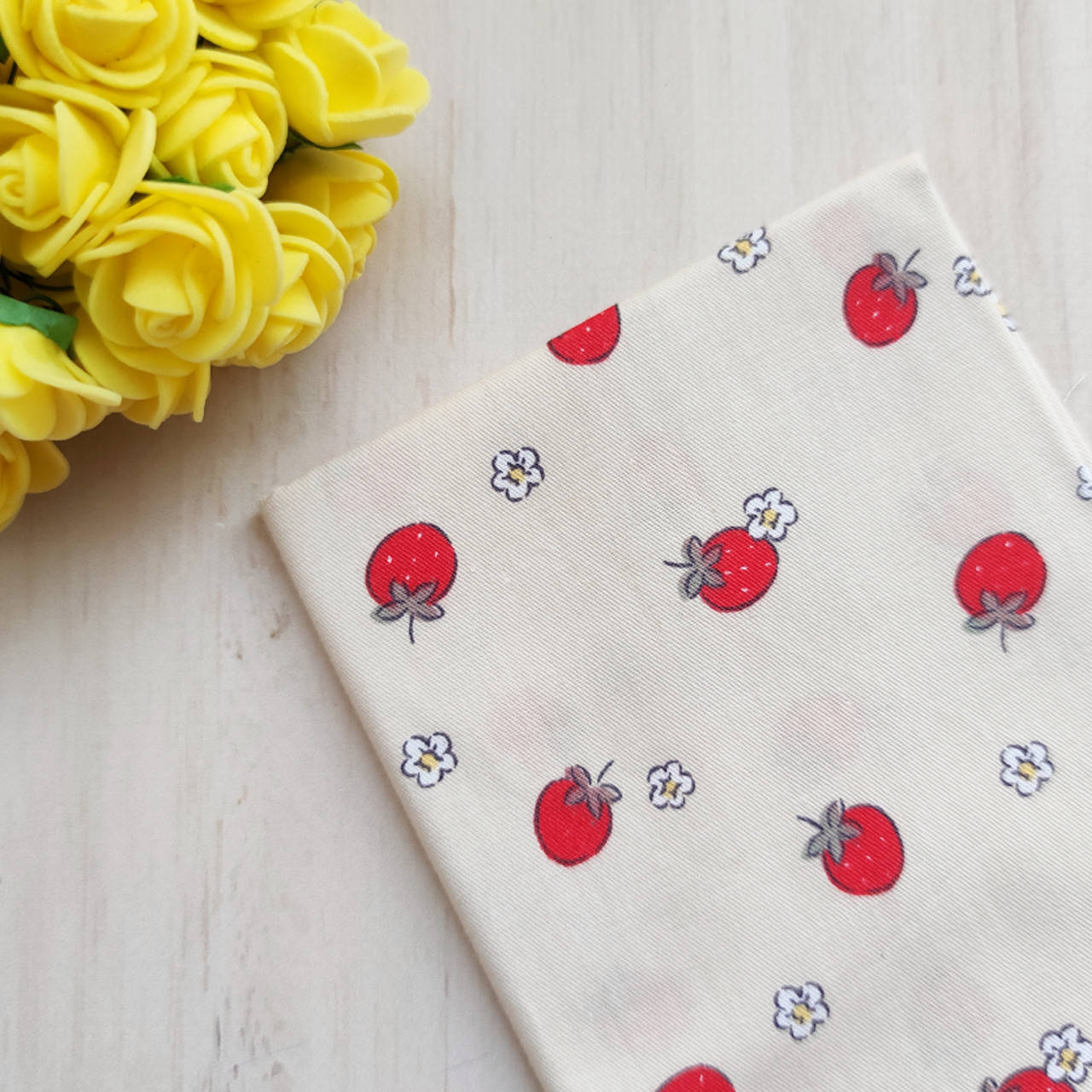 

Ткань хлопок для рукоделия "Клубника" на бежевом фоне