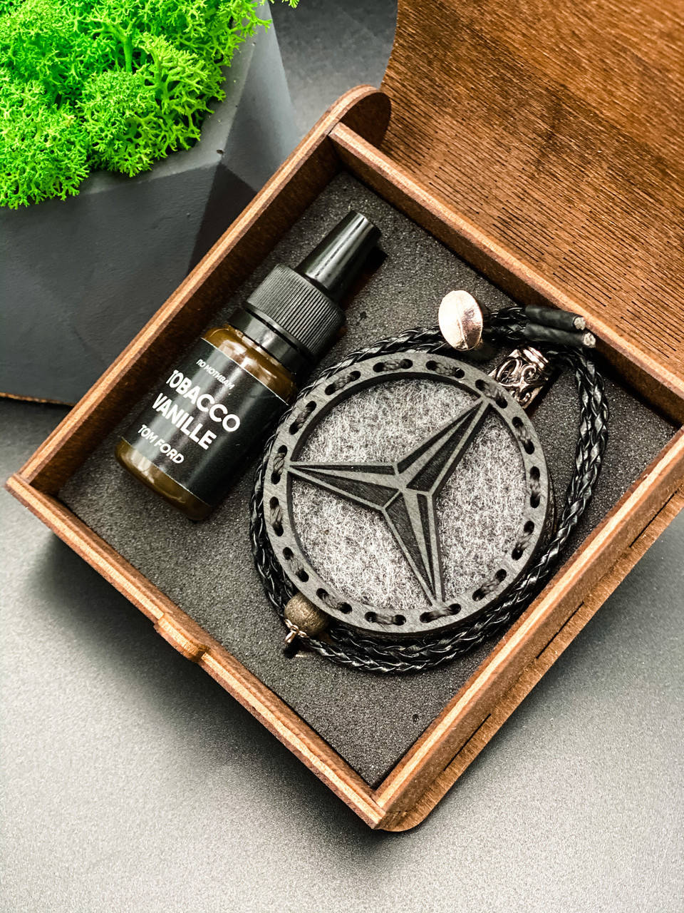 

Ароматизатор в машину из натурального дерева с логотипом Mercedes