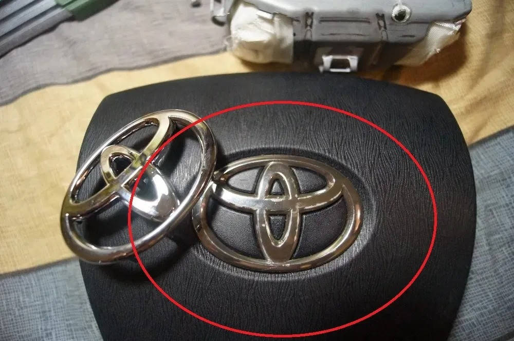 

Эмблема значок на руль,багажник в решётку Toyota 40,50,55,70,LC 120 150