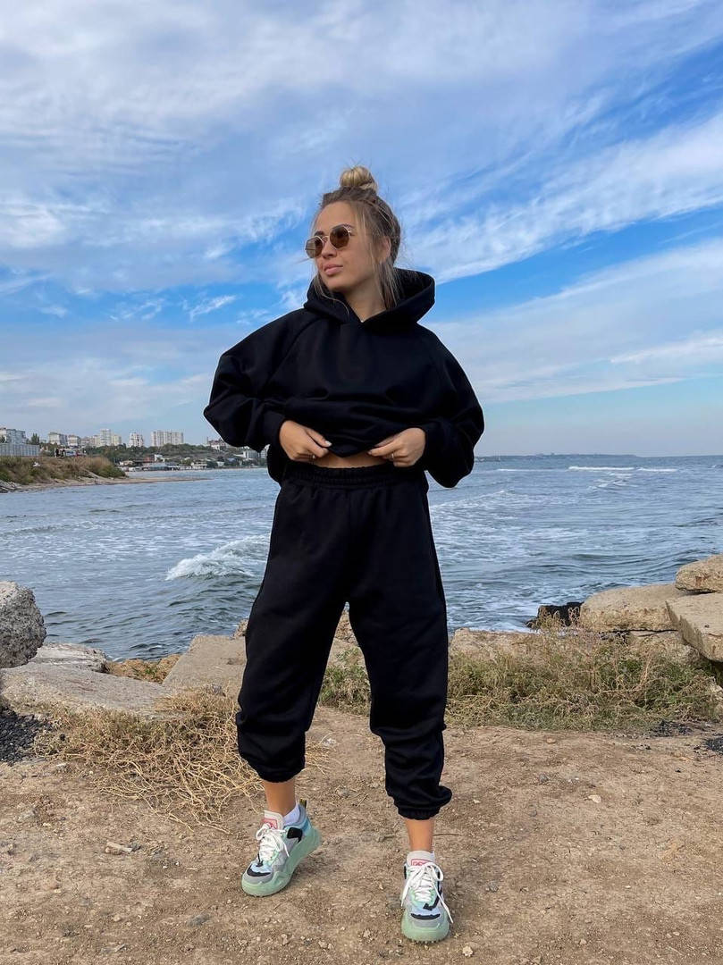 

Однотонный женский спортивный костюм ( кофта с капюшоном и карманом кенгуру + штаны на резинке ), Черный