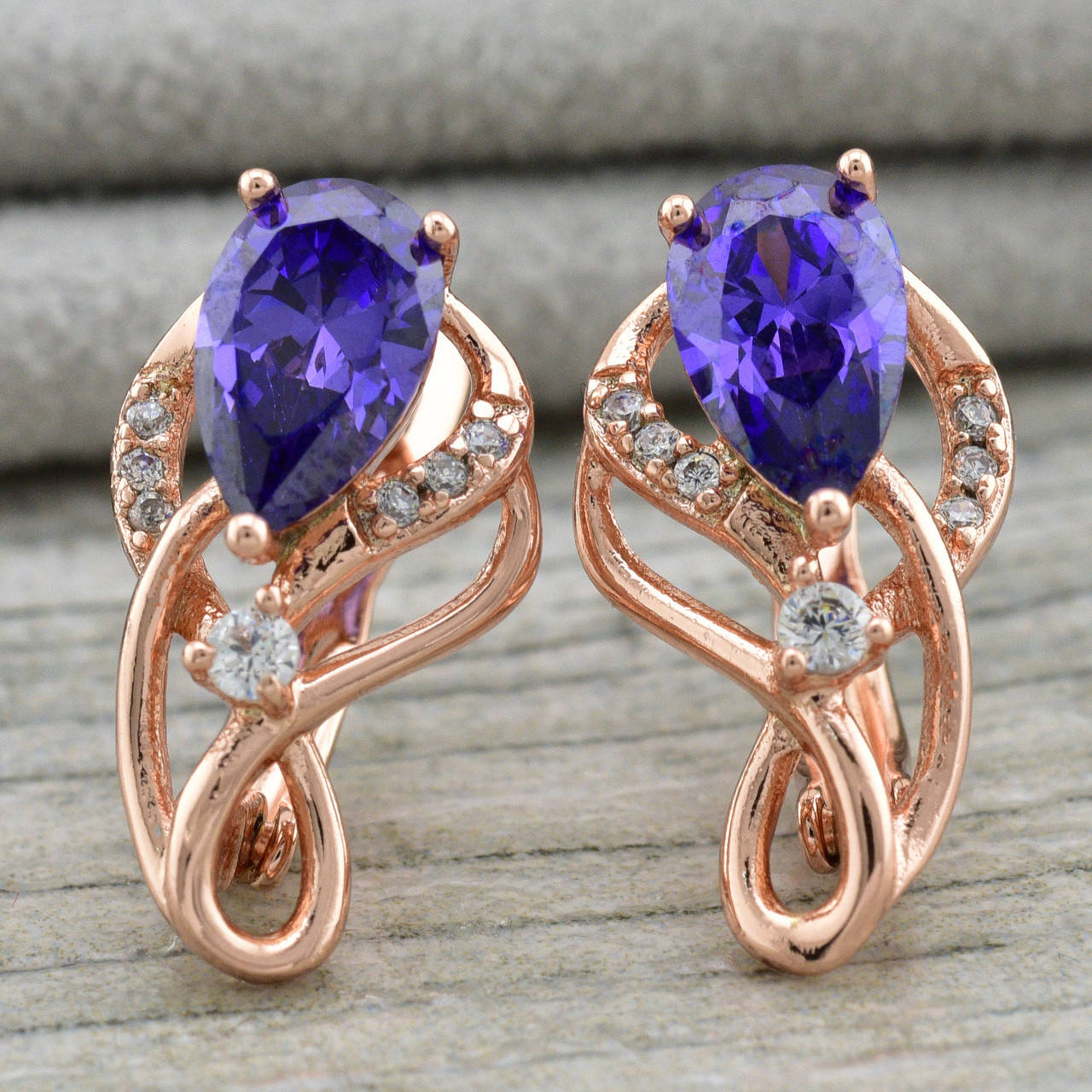 

Серьги Xuping Венера 23519 размер 17х9 мм фиолетовые фианиты вес 2.9 г позолота РО