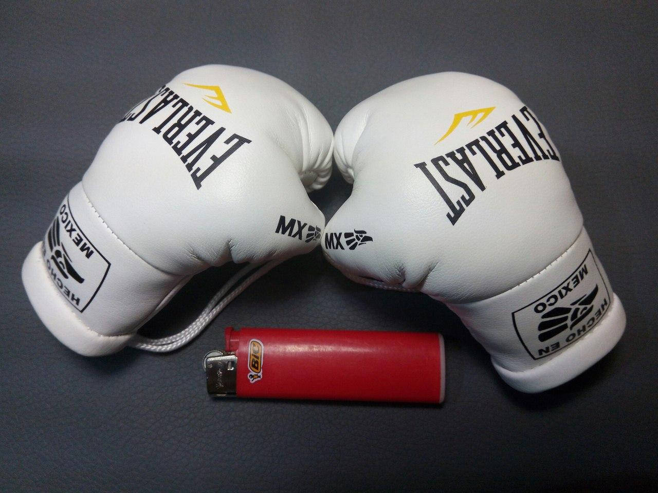 

Боксерские перчатки в машину на стекло сувенир брелок 75