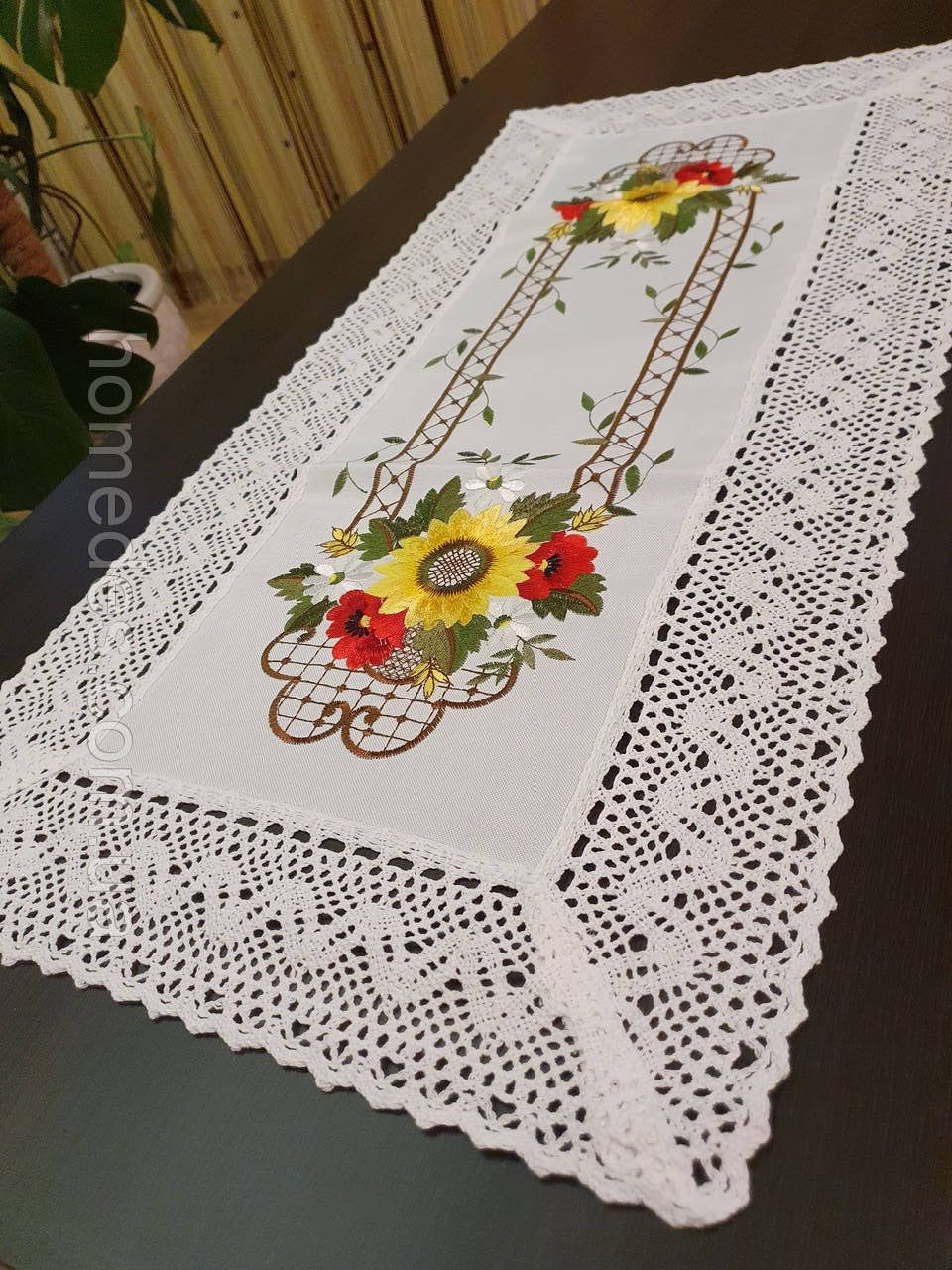 

Серветка 40х90 білого кольору з вишивкою та мереживом мак та соняшник