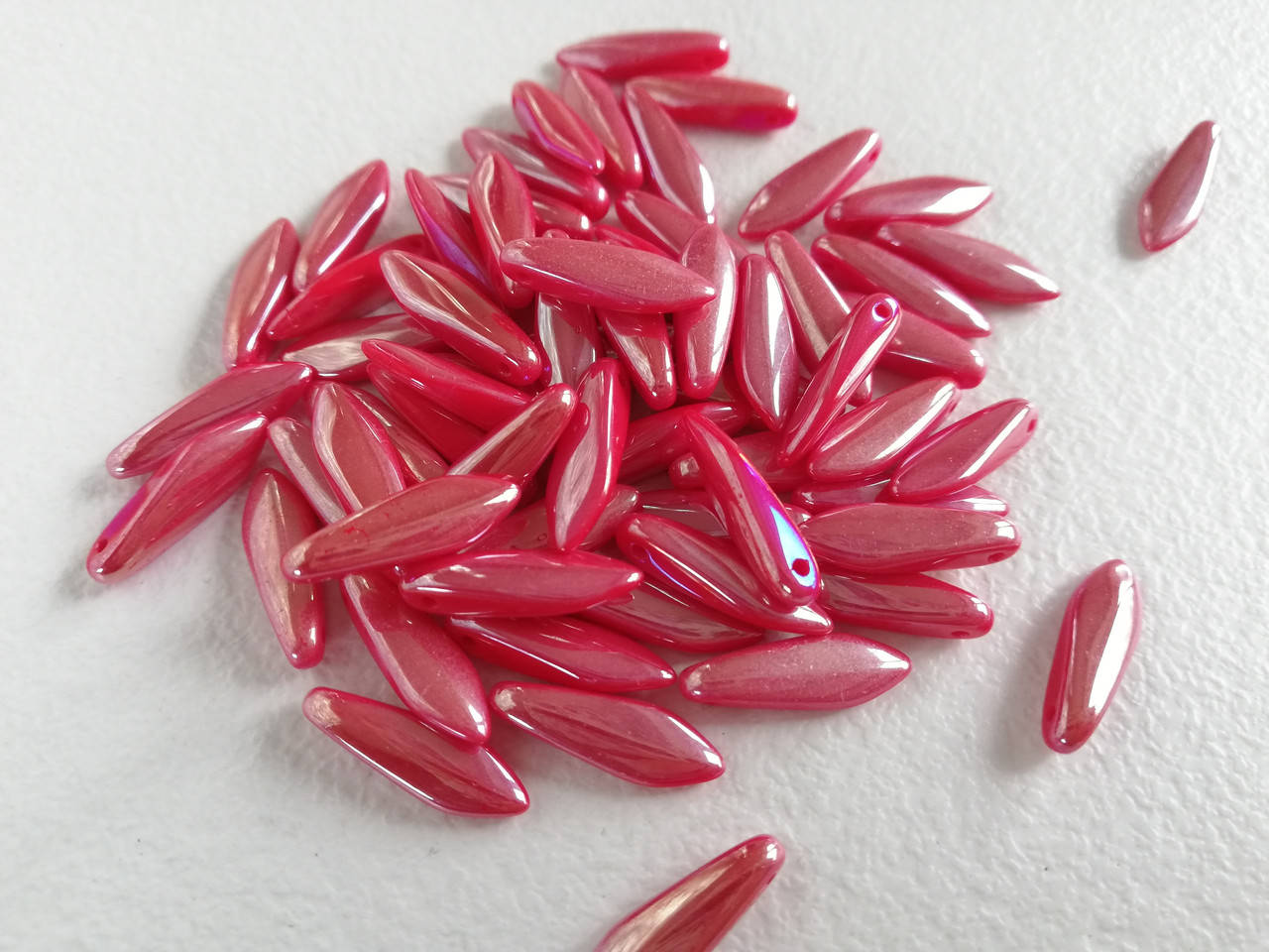 

Чеські намистини Glass Daggers 5 x 16 mm (1 отвір) Opaque Red Full Argent Flare