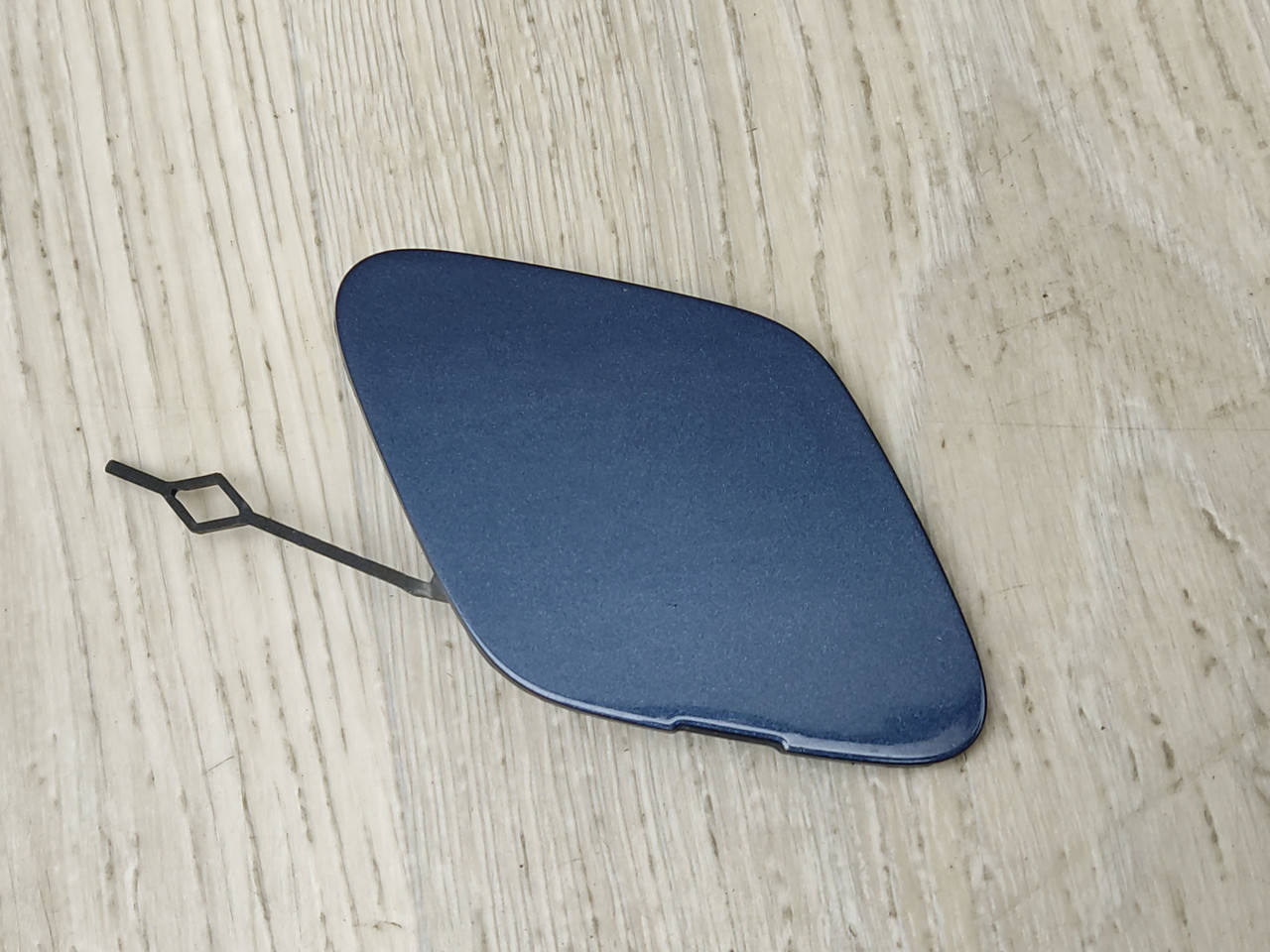 

Заглушка буксирувального крюка гака переднього бампера Opel Mokka J13 Buick Encore (2012-2016) 25980570