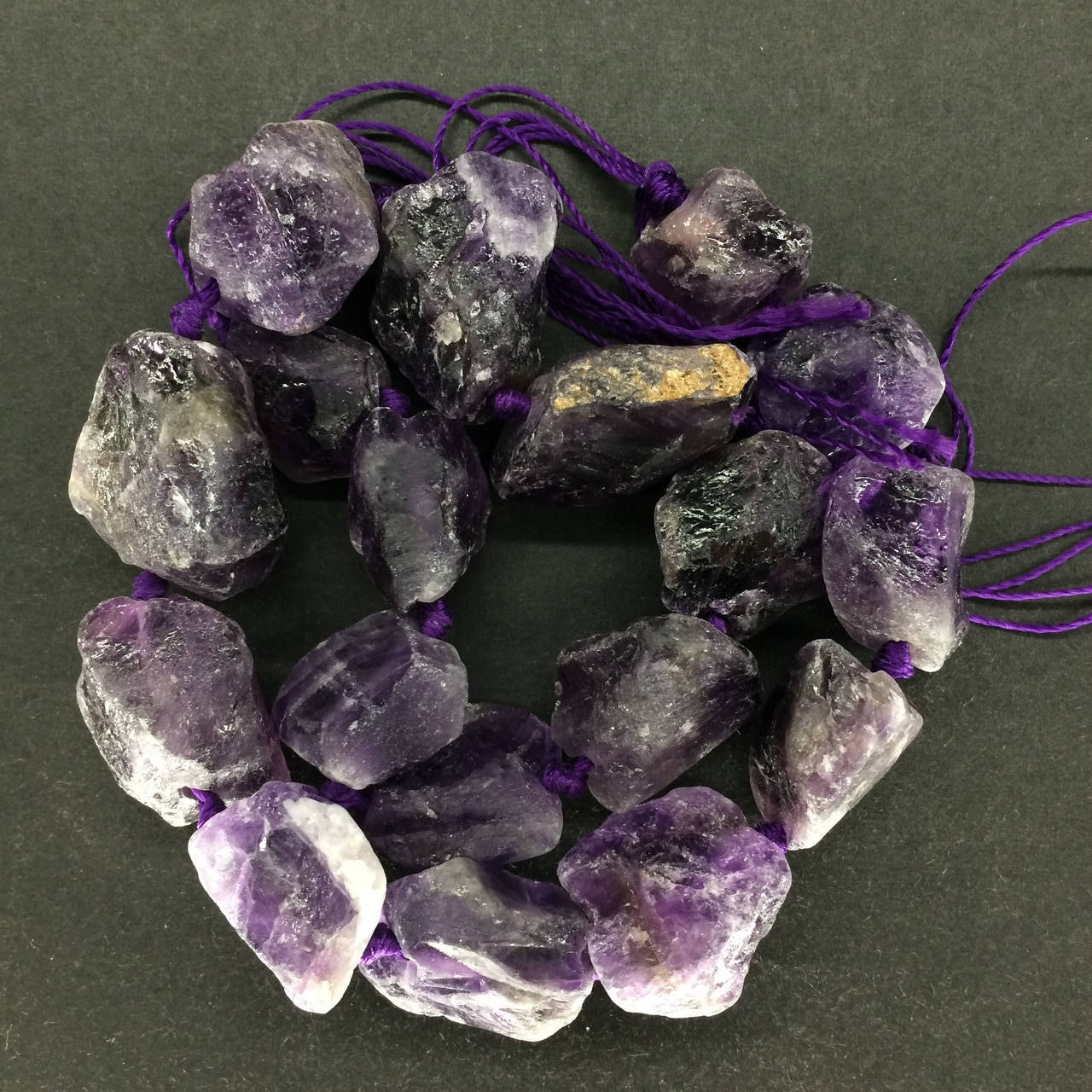 

Натуральный необработанный Аметист на нитке ~25*25мм