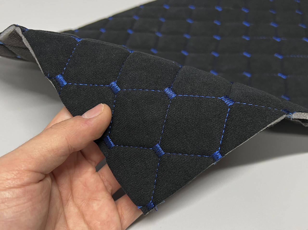 

Велюр стеганый черный «Ромб» (прошитый синей нитью) на поролоне 5мм, и подложка флизелин, ширина 1,50м