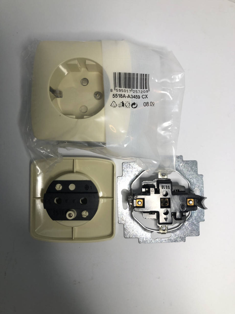 

Розетка с заслонками, слоновая кость, Tango, АВВ 5518A-A3459 CX, Розетка з заземлением