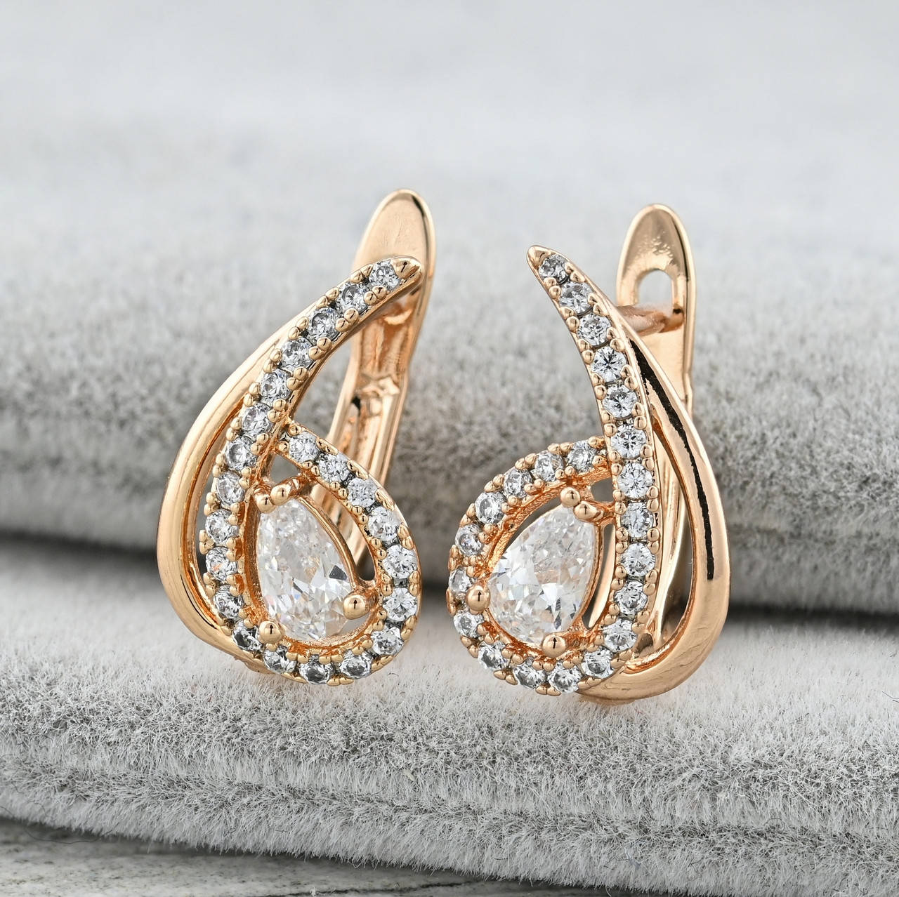 

Серьги Xuping 35434 размер 14х9 мм белые фианиты вес 2.0 г позолота 18К