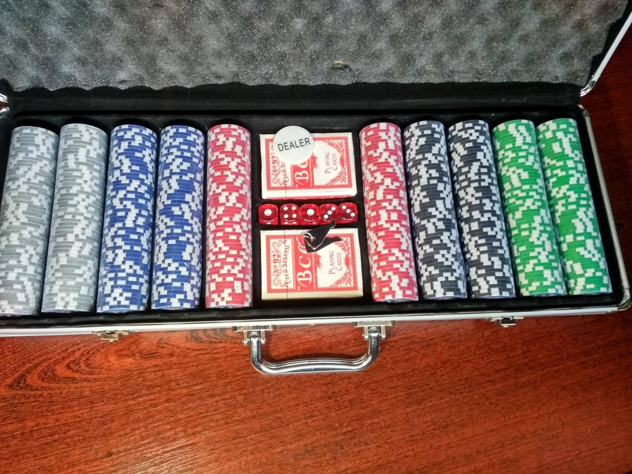 

Набор для игры в покер на 500 фишек с номиналом в кейсе | новый покерный набор