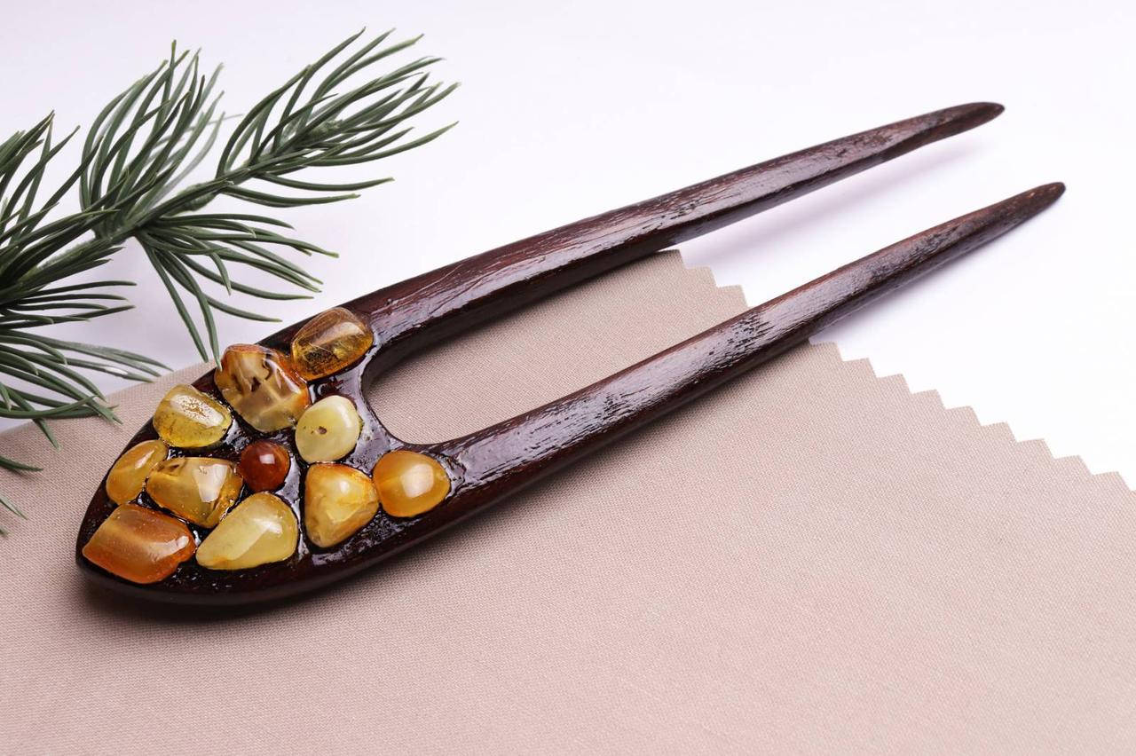 

Китайская палочка-шпилька для волос с натуральным янтарем, "Табити" (темная).