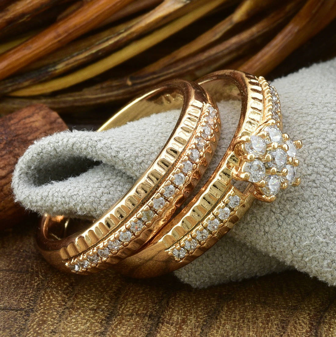 

Кольцо Xuping двойное 15154 ширина 9 мм белые фианиты позолота 18К размер 18