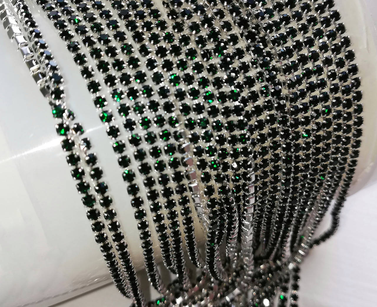 

Стразова стрічка Смарагд 1,5 мм (SS4). Метал під срібло. Ціна за 10 см