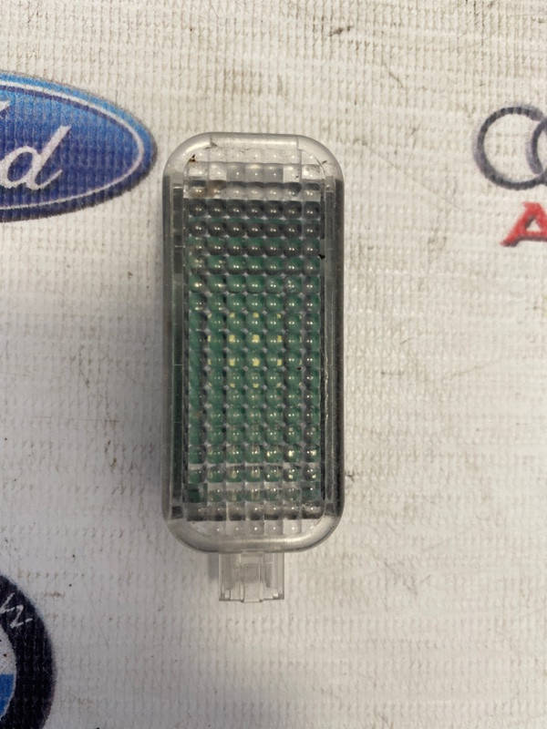 

Плафон подсветки салона Audi A6 (б/у) 4e0947415