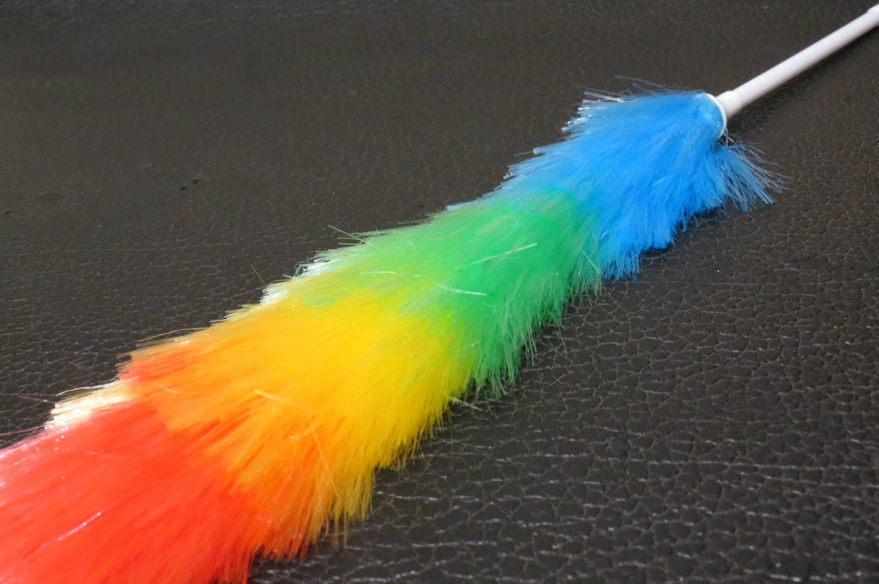 

Метелка для пыли антистатик Лентяйка с тонкой ручкой 61 см, Разные цвета