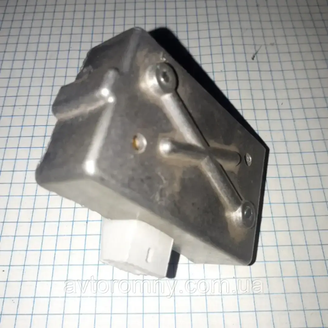 

Реле регулятор напряжения со щетками Москвич 412 2140 2141 Таврия Славута ЗАЗ 1102 1103 ГАЗ УАЗ