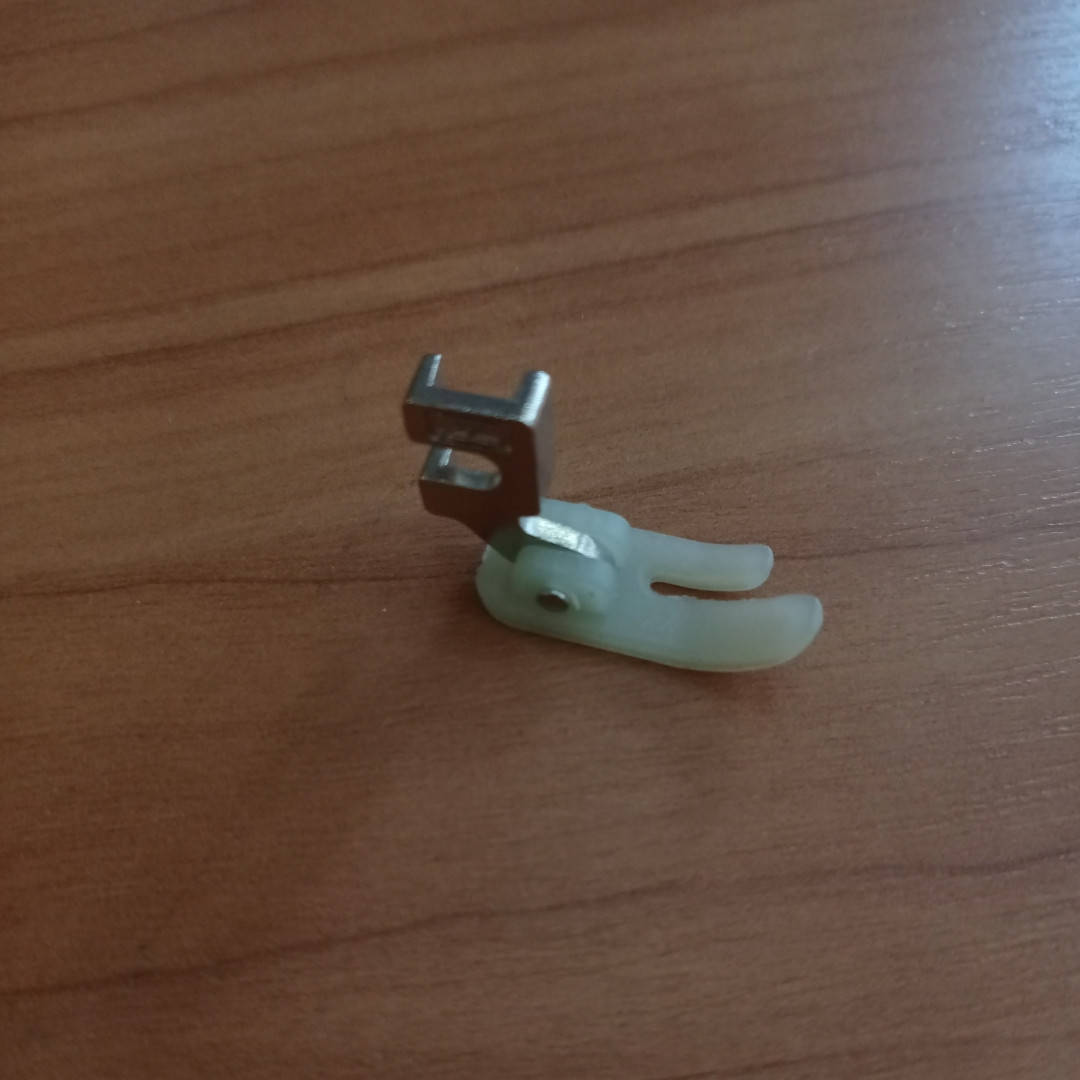 

Лапка фторопластовая на ножке для бытовых швейных машин