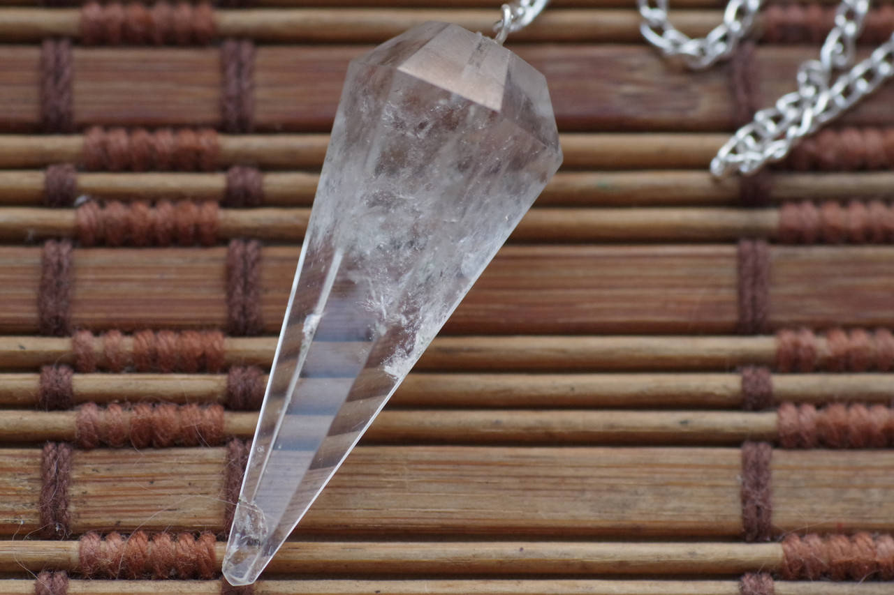 

Маятник для биолокации. горный хрусталь 45мм Индия.