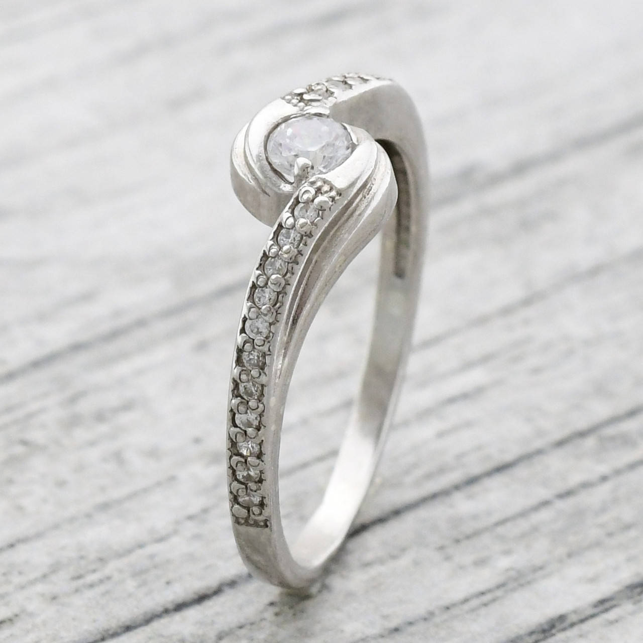 

Кольцо серебряное женское Есения вставка белые фианиты размер 17