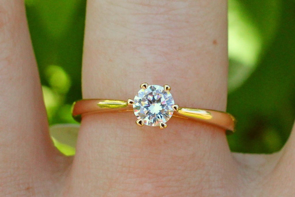 

Кольцо Xuping Jewelry тонкое с белым фианитом 4 мм на шесть креплений р 18 золотистое