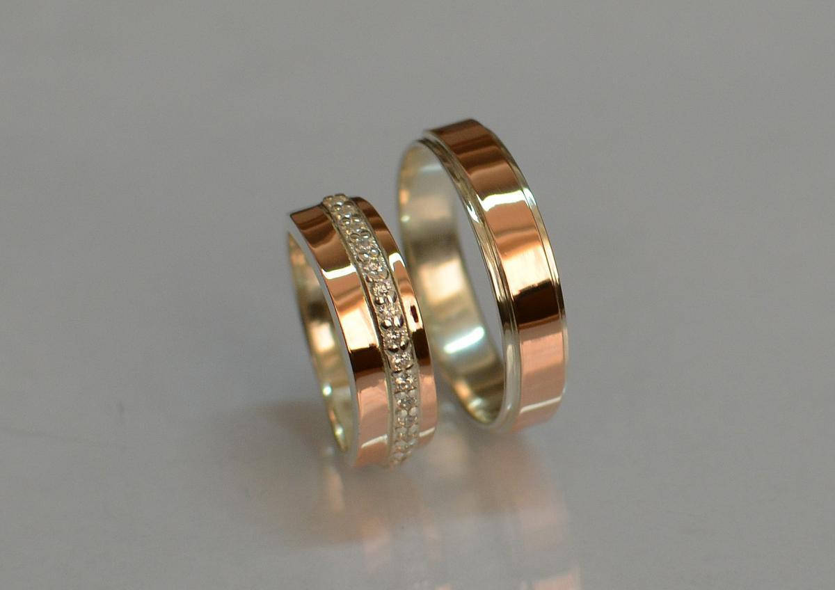 

Пара обручальных колец из серебра с вставками из золота