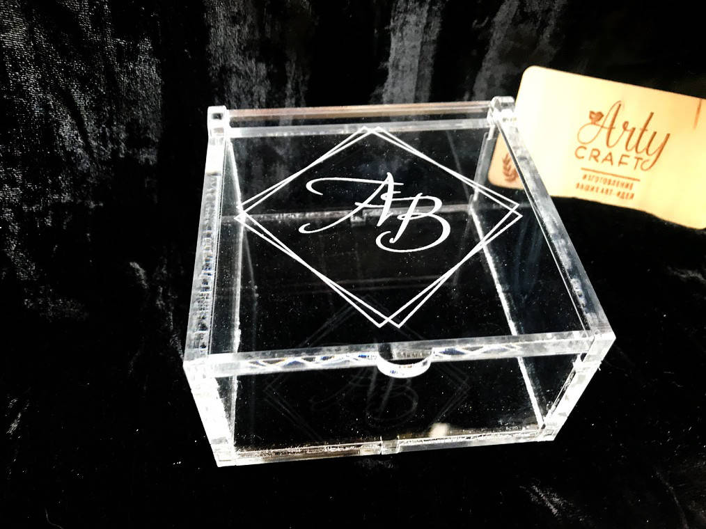 

Акриловая шкатулка для колец "Инициалы" 10х10х5 см