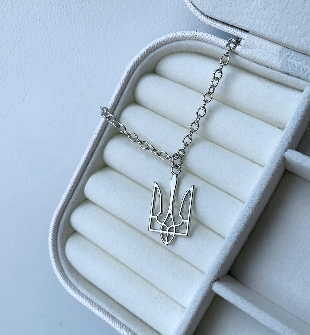 

Підвіска з гербом України в срібному кольорі