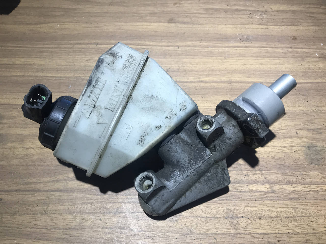 

Главный тормозной цилиндр 4 выхода Renault Kangoo 1997-2007 7700417826